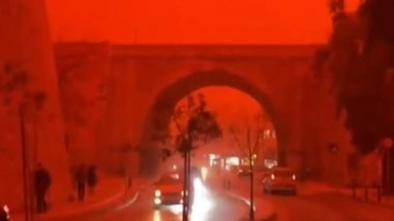 عواصف رملية وسماء دموية تعطل حركة الطيران في ليبيا واليونان بشكل مفاجئ